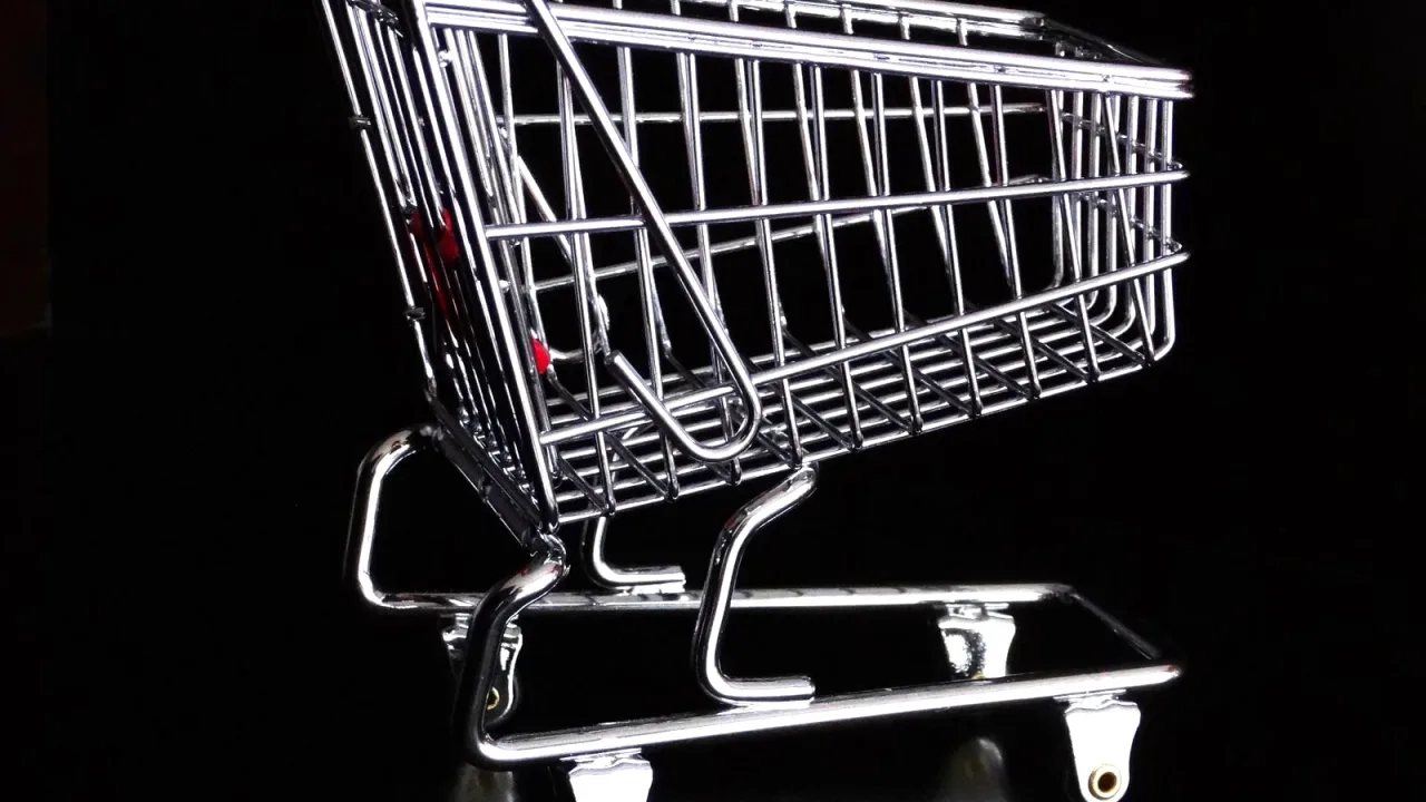 Markette alışveriş yapan çocuk ve ebeveyn
