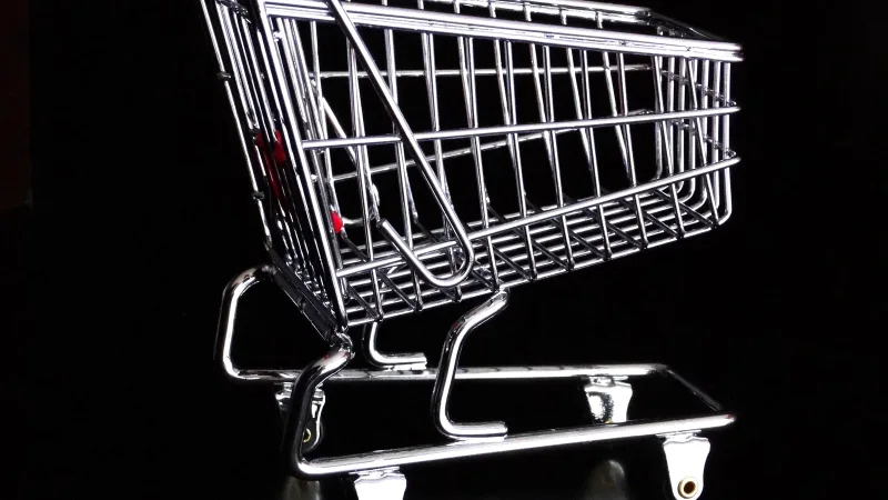 Markette alışveriş yapan çocuk ve ebeveyn